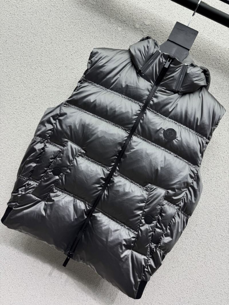 Жилет-пуховик с капюшоном Moncler