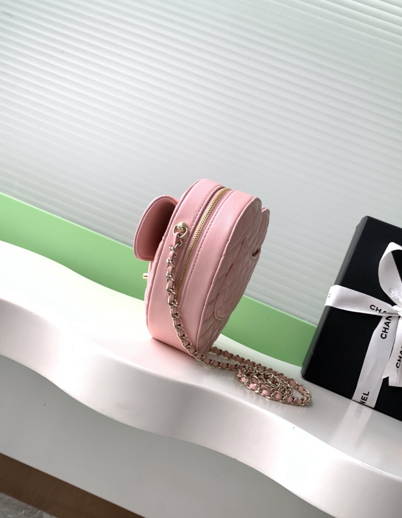 Женская розовая сумка-сердце Chanel