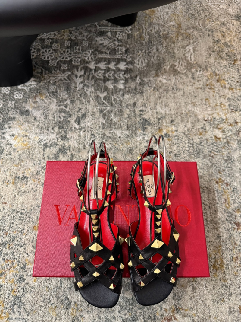 Женские черные босоножки Valentino с декоративными шипами Valentino Garavani