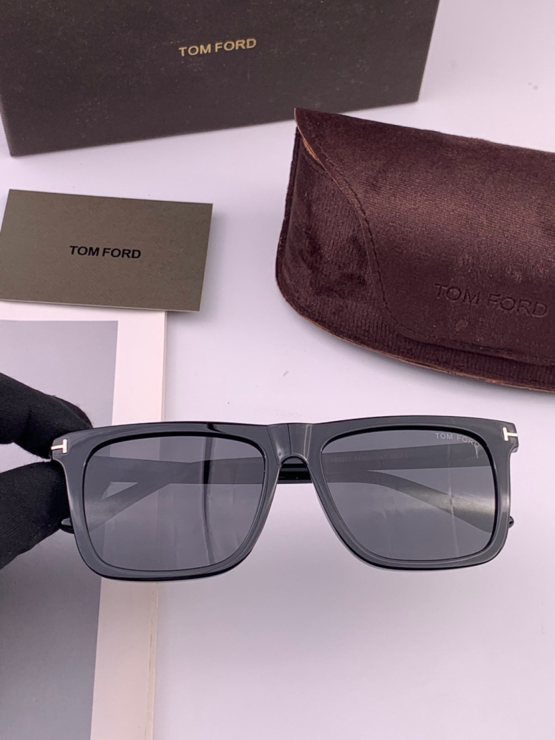 Солнцезащитные очки Tom Ford TF7220