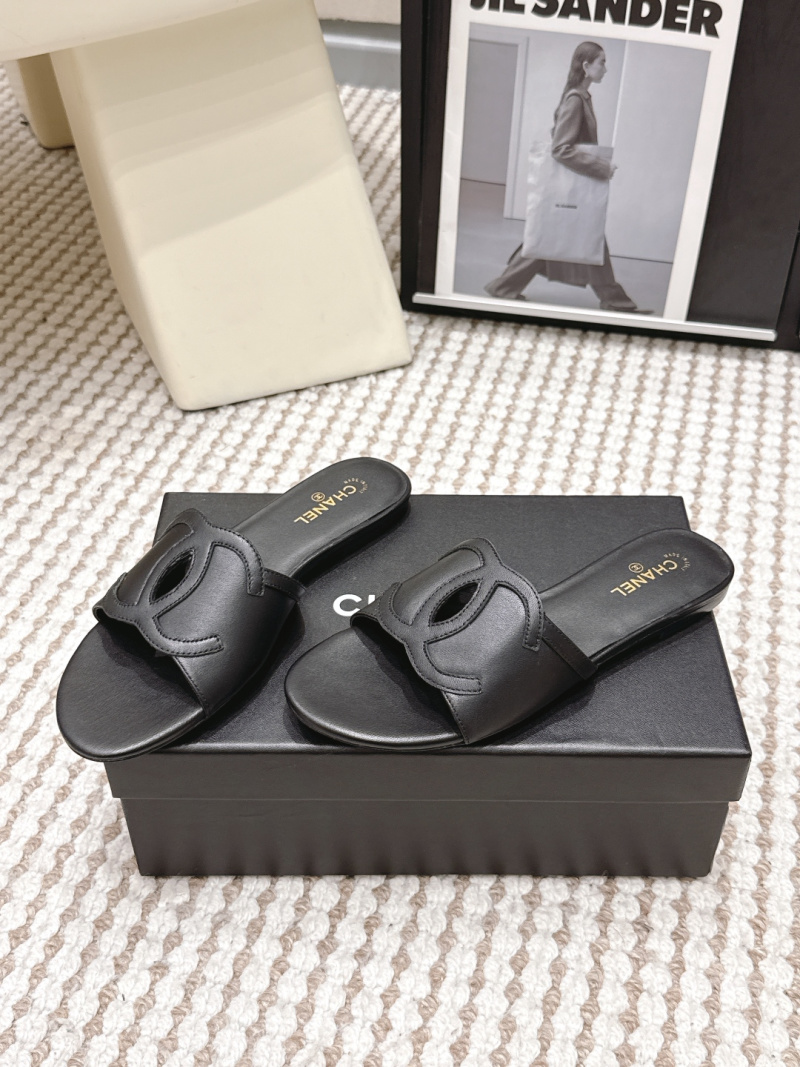 Чёрные шлёпанцы Chanel с логотипом