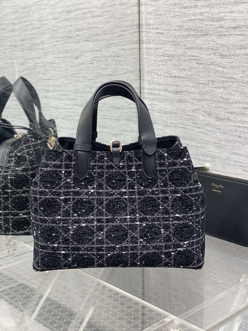 Сумка Dior с золотой фурнитурой и твидом