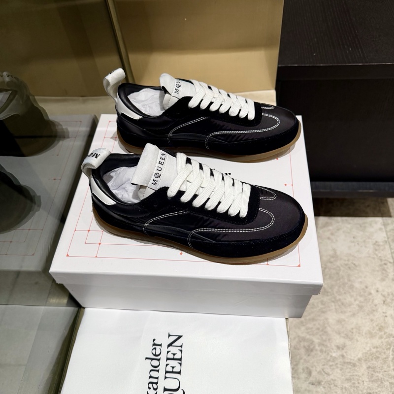 Стильные черно-белые кроссовки McQueen с белой подошвой Alexander McQueen
