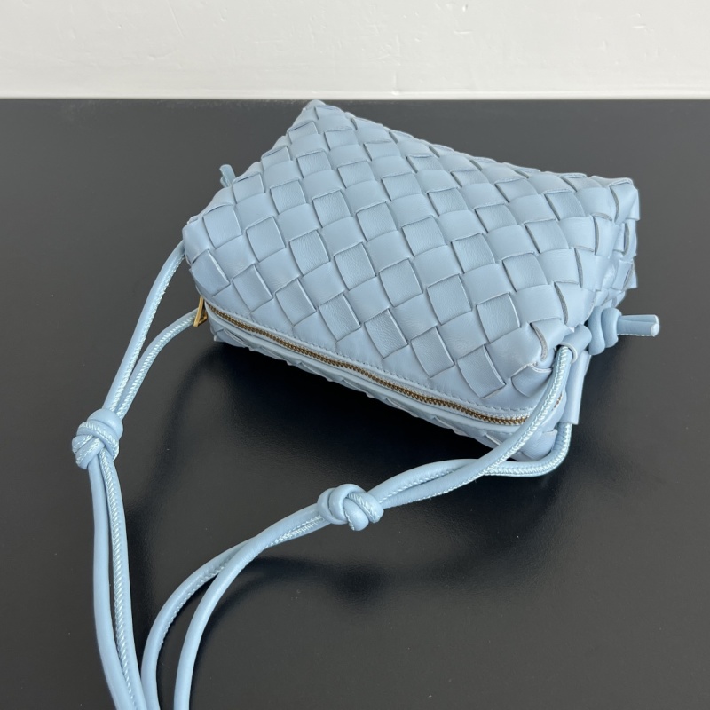 Плетеная косметичка Bottega Veneta