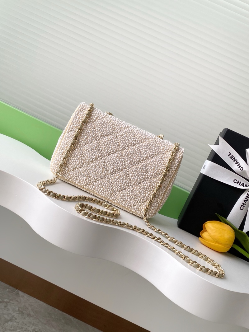 Женская сумка из жемчуга кремового цвета Chanel