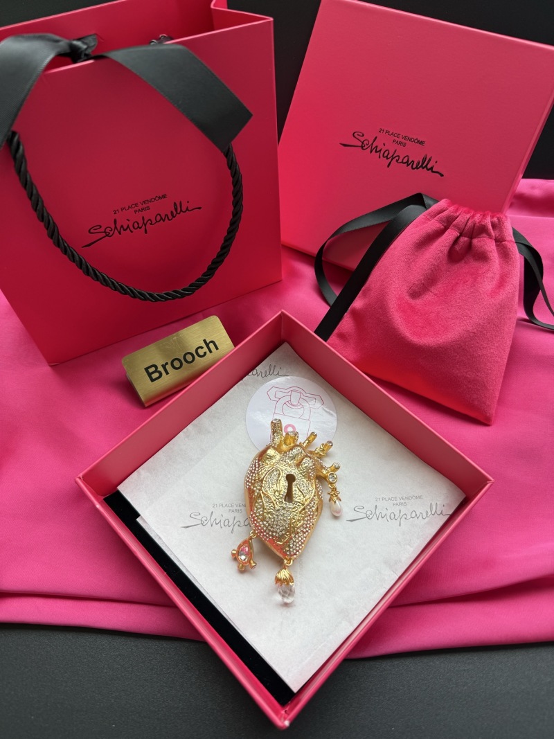 Брошь Schiaparelli в форме сердца с ключом
