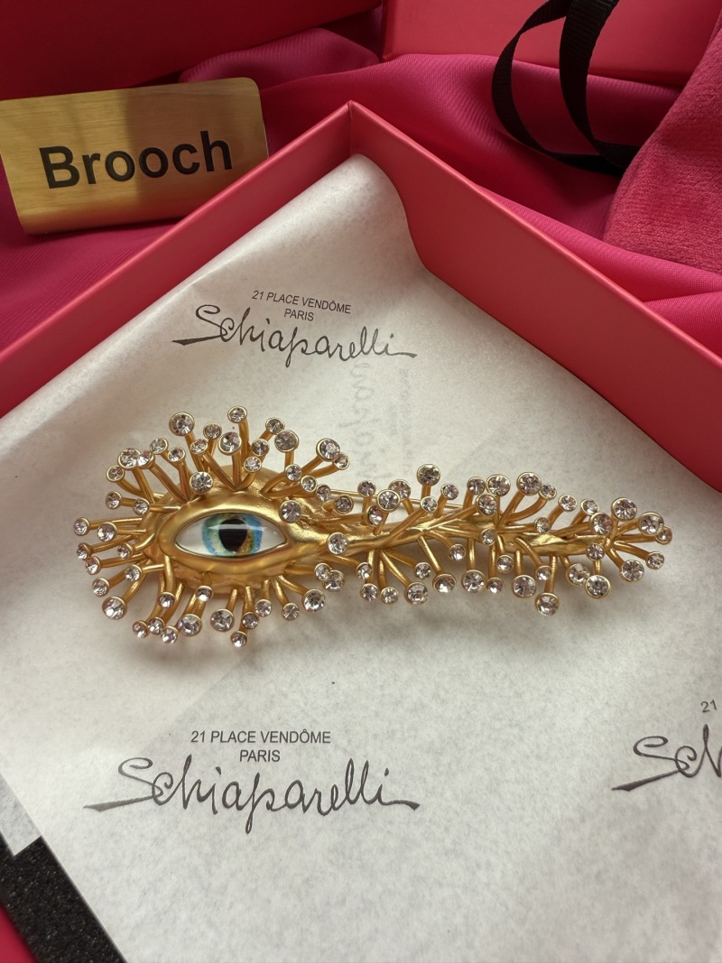 Брошь Schiaparelli в виде глаза