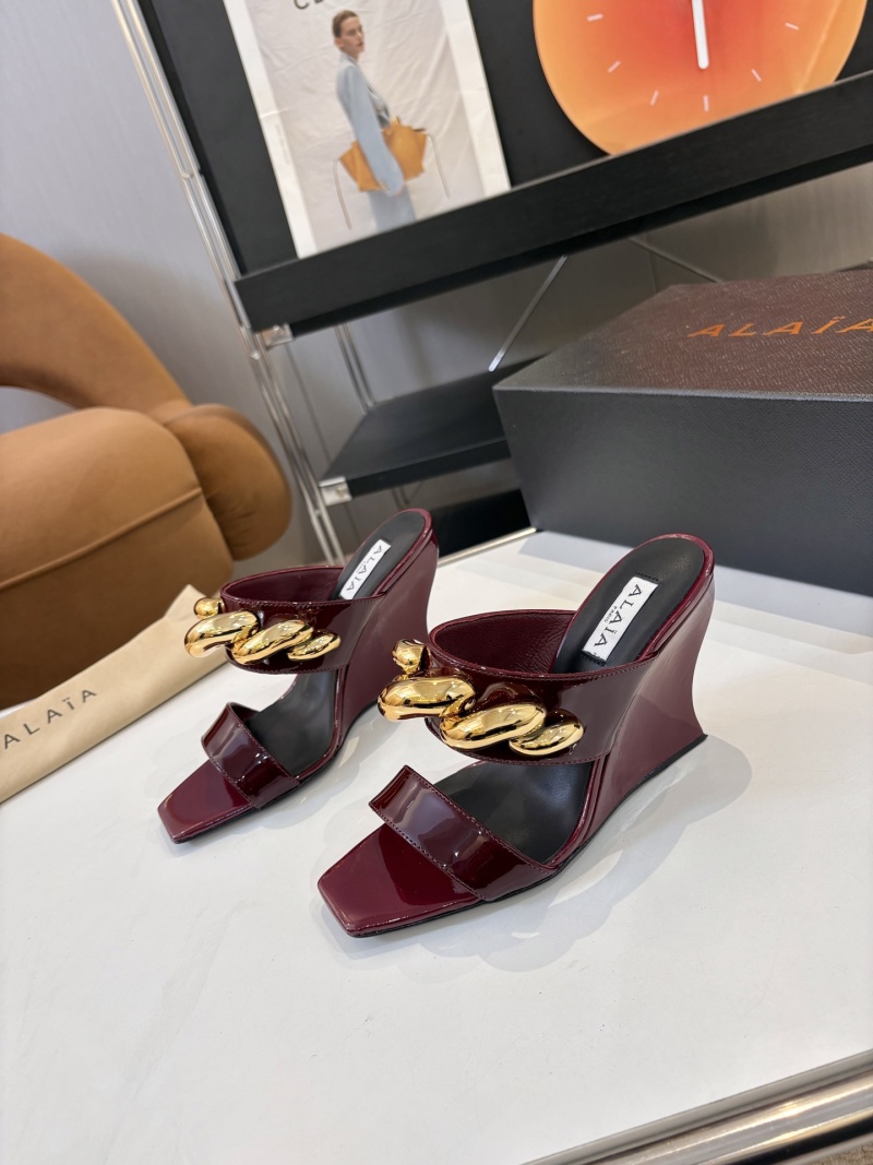Мюли Alaïa с золотым декором