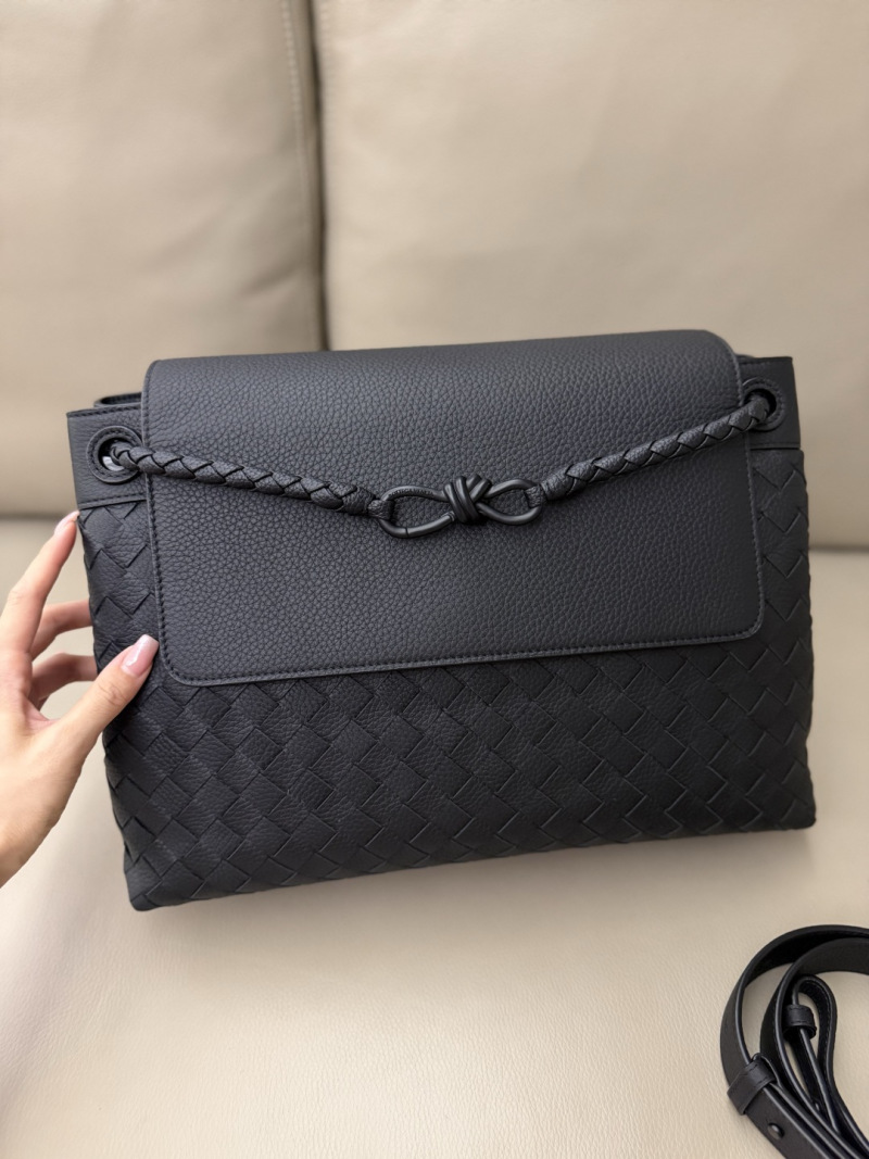 Чёрная сумка Bottega Veneta с плетёным узором