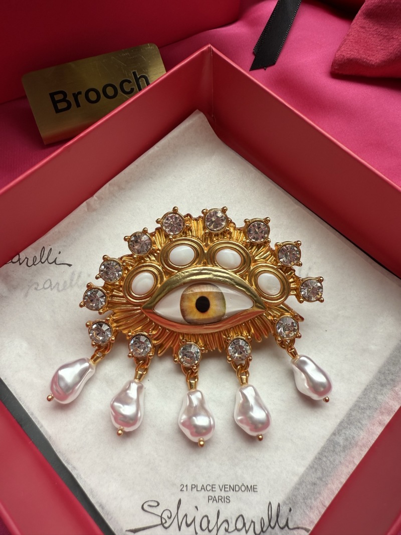 Брошь в виде глаза с жемчугом Schiaparelli