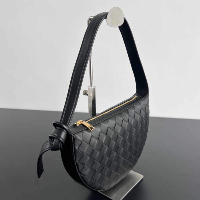 Черная кожаная сумка через плечо с плетеным узором Bottega Veneta