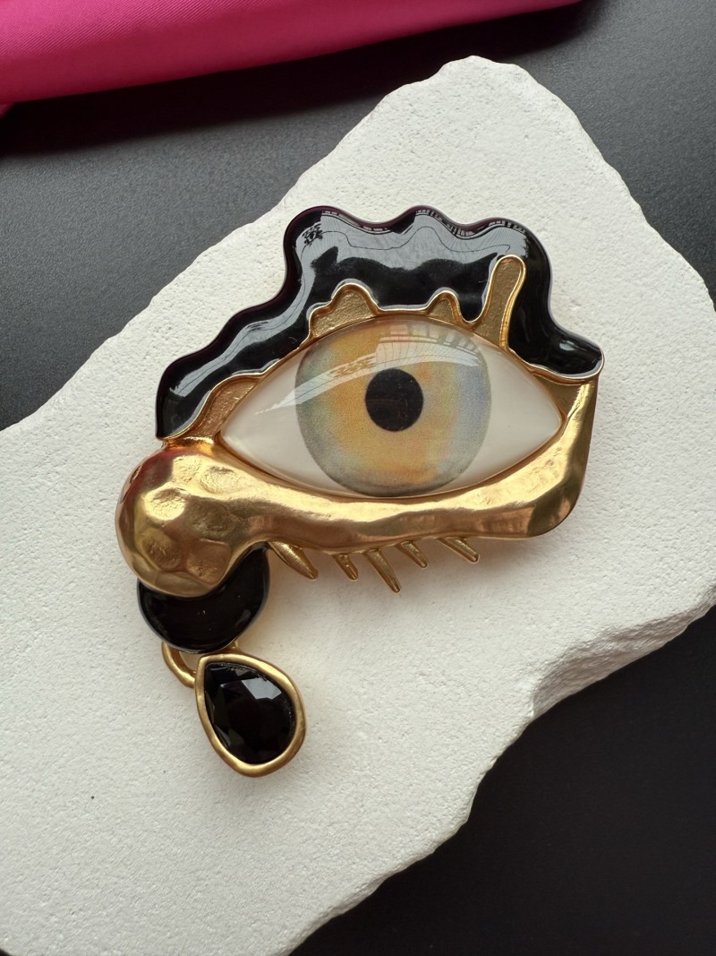 Брошь в виде глаза Schiaparelli