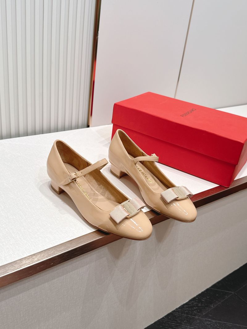 Бежевые лаковые балетки с бантом Ferragamo