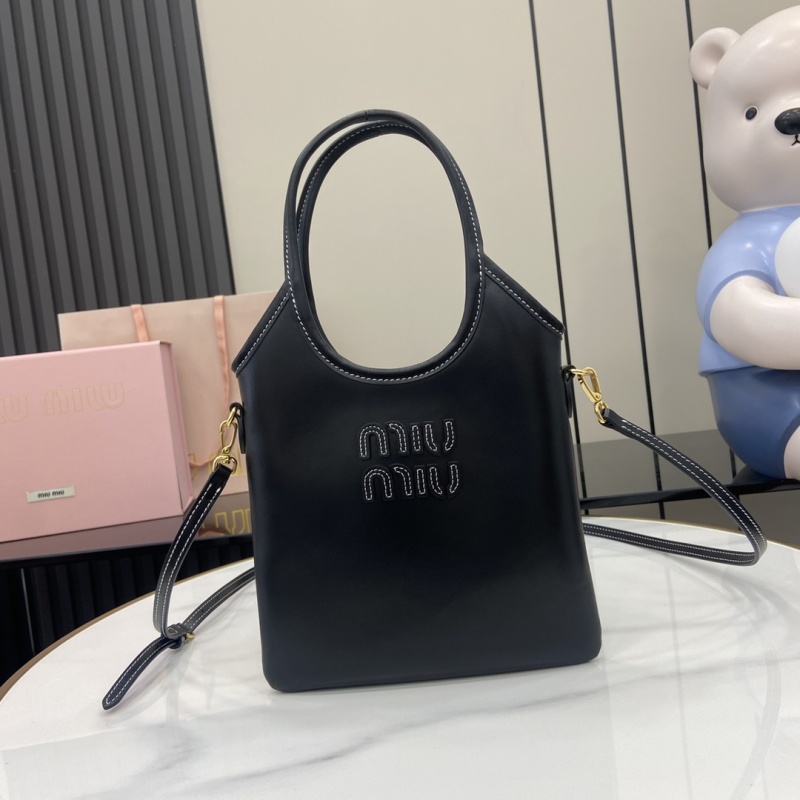 Черная сумка Miu Miu с логотипом