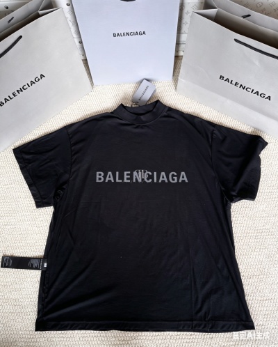 Футболка Balenciaga с логотипом