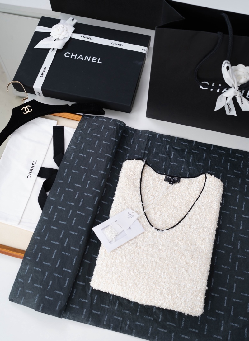 Белый вязаный топ Chanel с черной отделкой