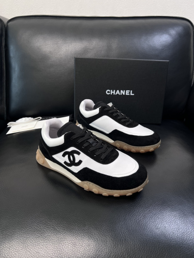 Черно-белые кроссовки в стиле Chanel