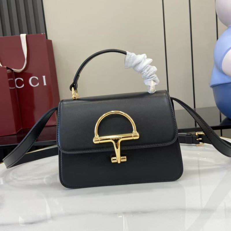 Черная кожаная сумка Gucci с золотой фурнитурой