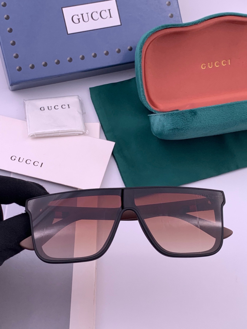 Стильные солнцезащитные очки в крупном корпусе Gucci