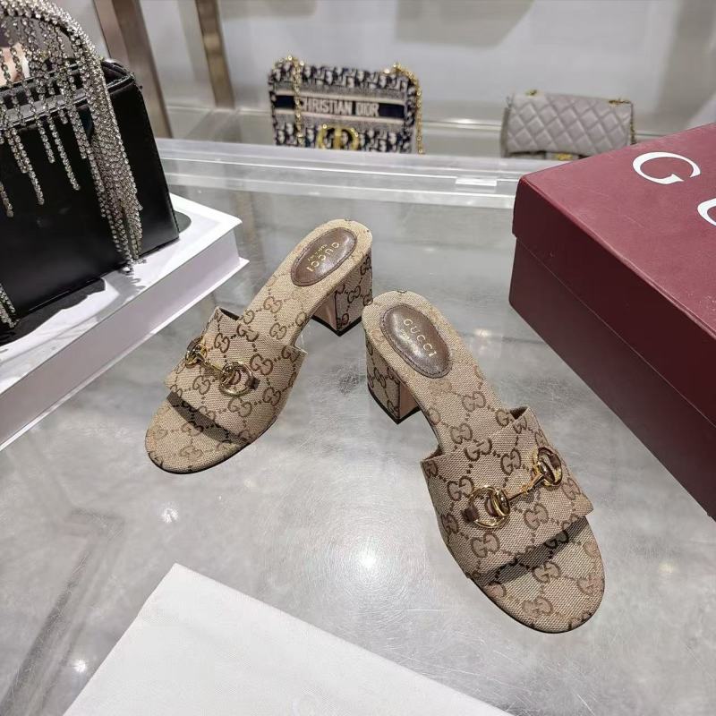 Женские сабо с принтом и золотистым элементом Gucci