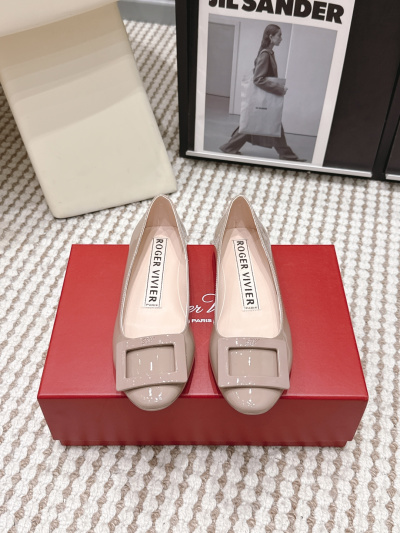 Женские туфли Roger Vivier на каблуке с декоративной пряжкой