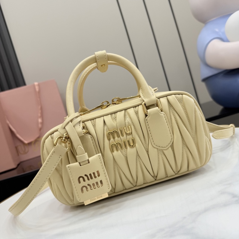 Сумка Miu Miu кремовая складчатая