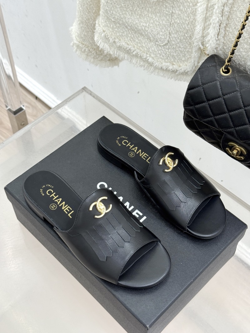 Женские шлёпанцы с золотым декором и кисточками Chanel