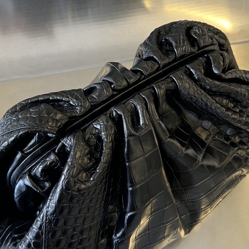 Сумка Bottega Veneta Clutch Pouch с текстурой крокодила