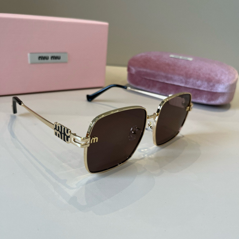 Солнцезащитные очки в золотой оправе Miu Miu