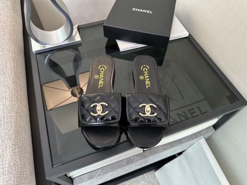 Черные кожаные сандалии с металлическим логотипом Chanel