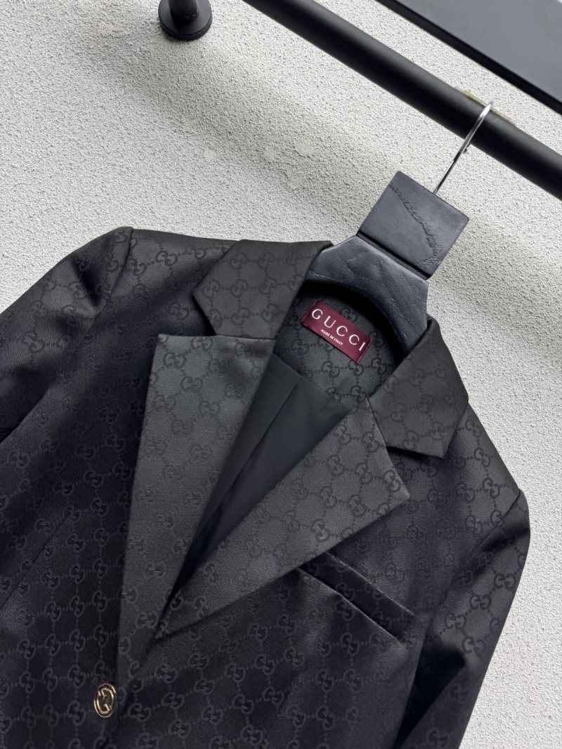 Чёрный костюм Gucci с монограммой