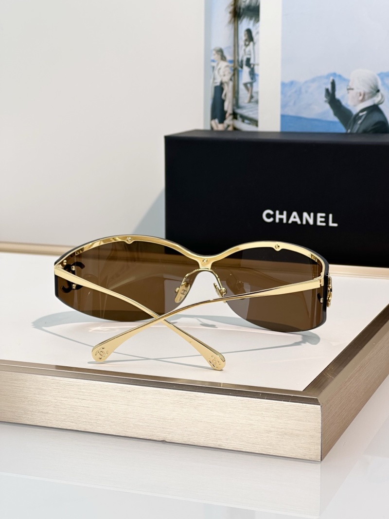 Женские солнцезащитные очки Chanel с золотым декором