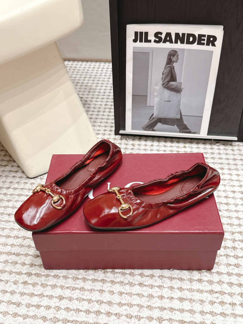 Балетки с рюшами и металлическим декором Gucci