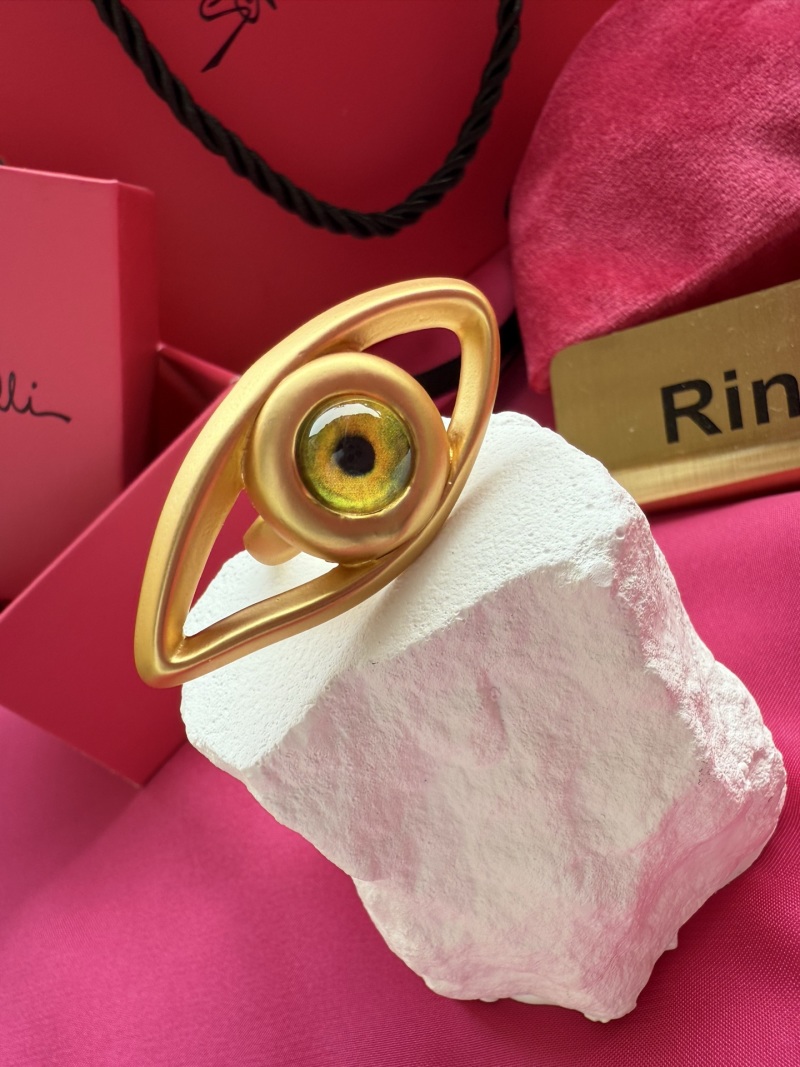 Золотистое кольцо в форме глаза Schiaparelli