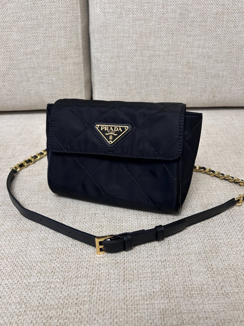 Черная сумка кросс-боди с декоративной цепью Prada