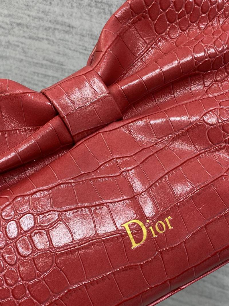 Красная сумка Dior с бантом