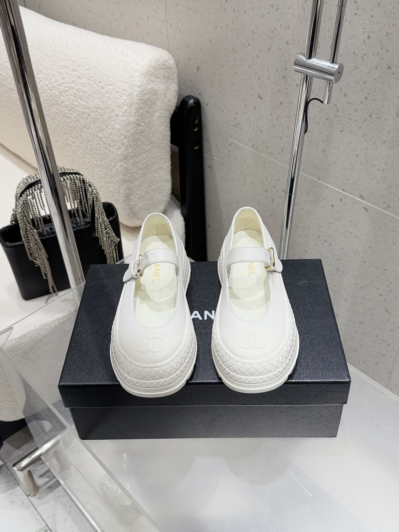 Женские туфли белого цвета с декоративным ремешком и узорчатой подошвой Chanel
