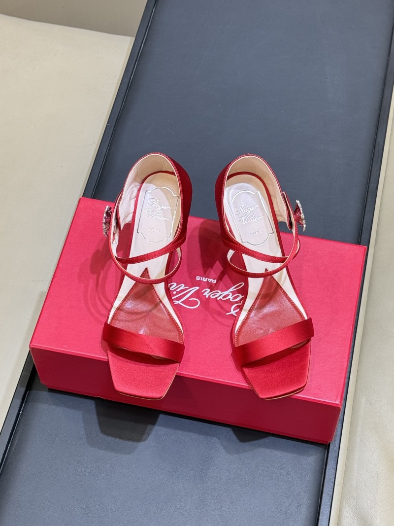 Женские туфли Roger Vivier с декоративным камнем