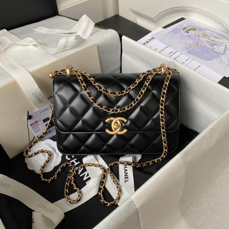 Черная стеганая сумка Chanel с золотой фурнитурой
