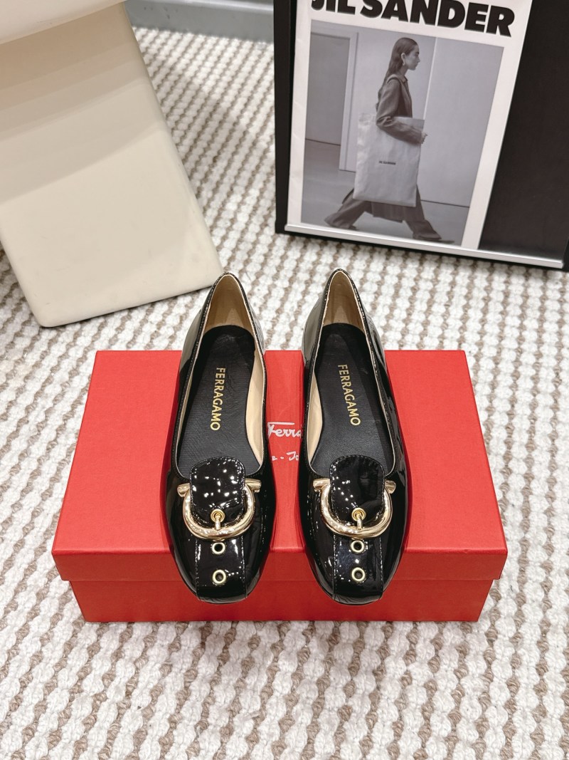 Черные лаковые мокасины с золотым украшением Ferragamo