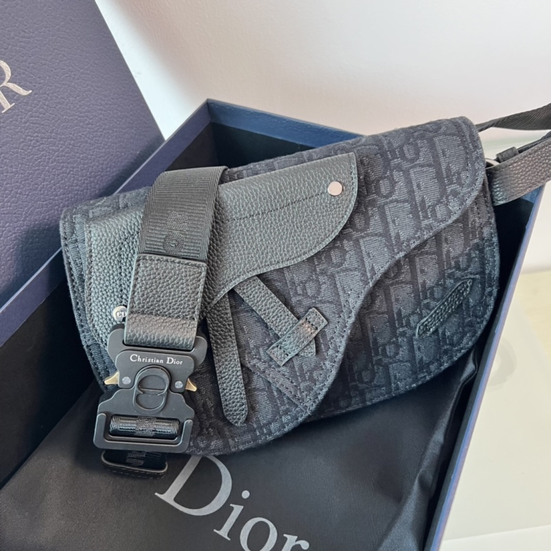 Дамская сумка Dior с монограммой в форме седла
