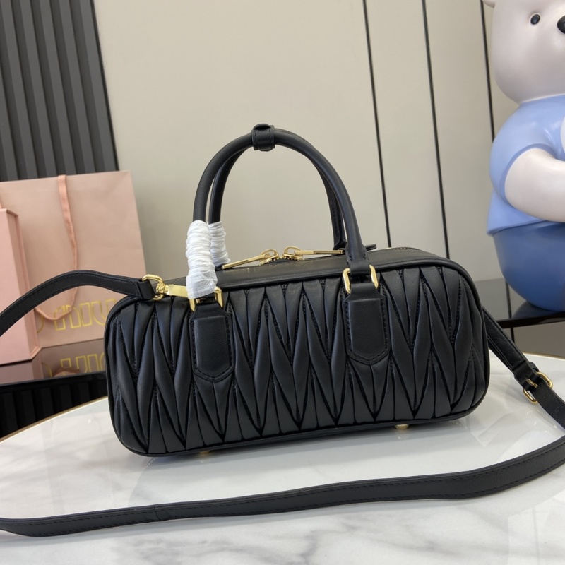 Черная сумка Miu Miu с золотым логотипом