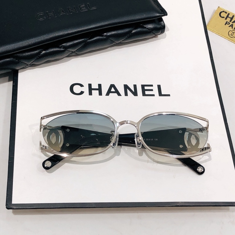 Солнцезащитные очки Chanel с металлической оправой