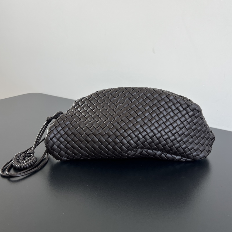 Черная плетеная сумка-клатч Bottega Veneta