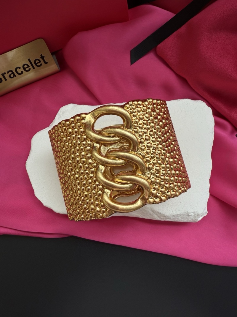 Золотистый браслет с цепочкой Schiaparelli