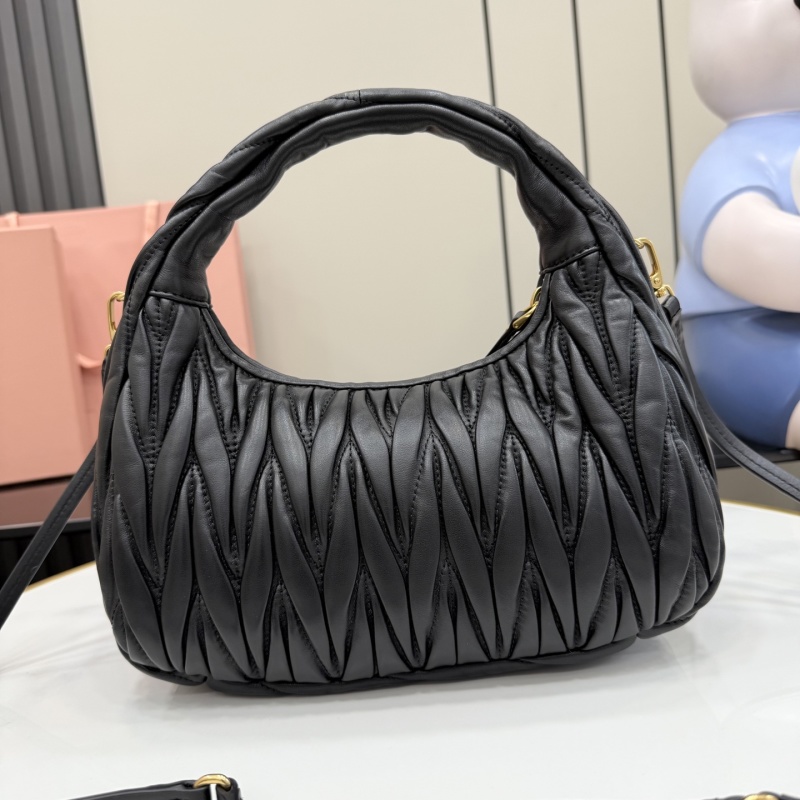 Черная сумка Miu Miu с ручкой и логотипом