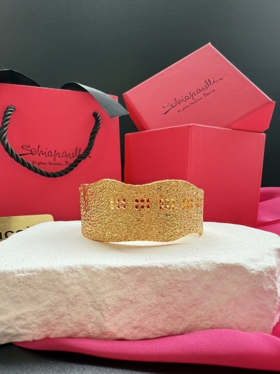Золотистый браслет Schiaparelli
