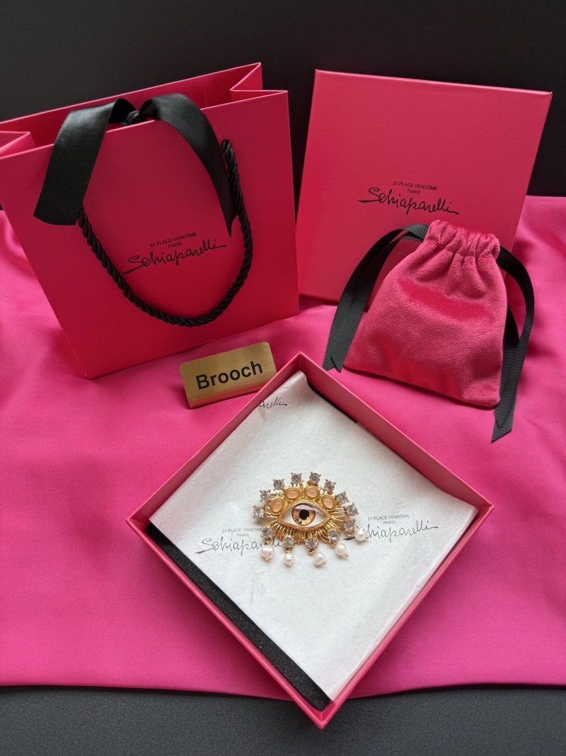 Брошь Schiaparelli в виде глаза