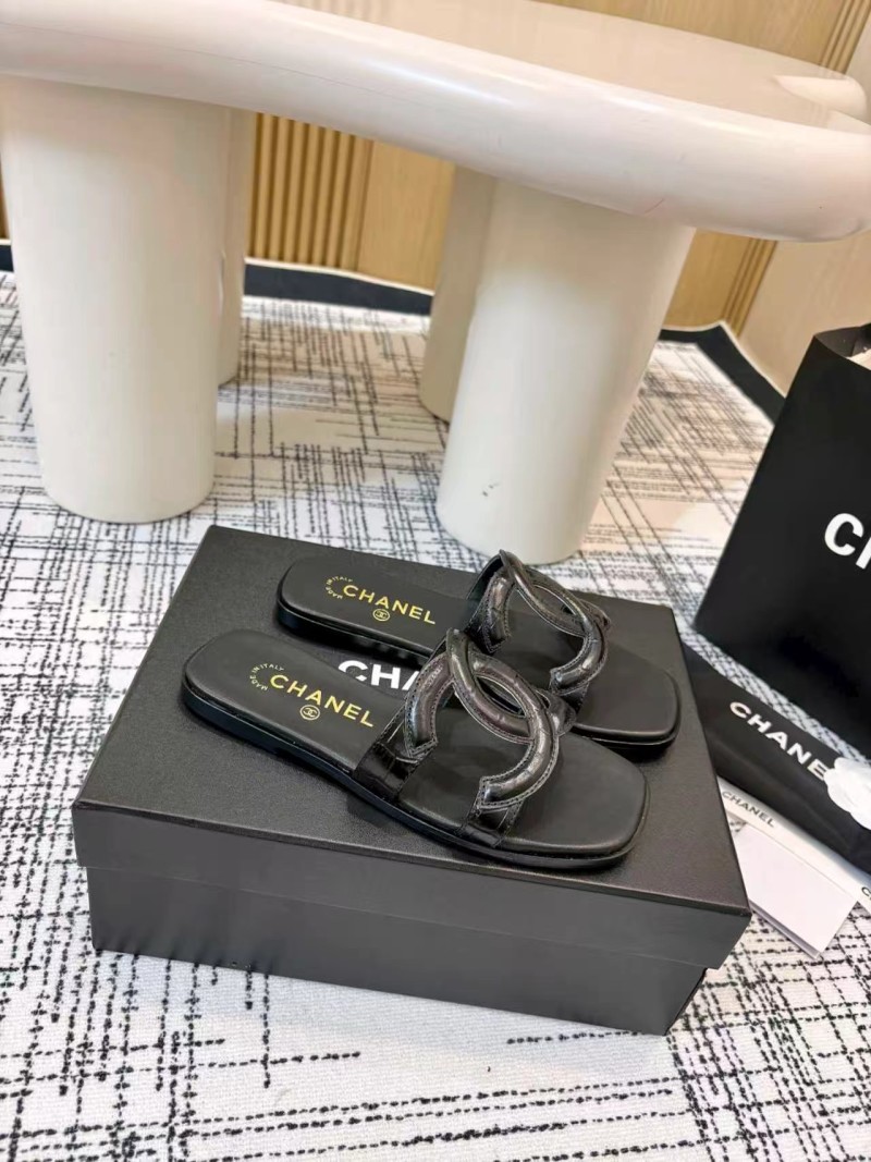 Женские черные сланцы на плоской подошве с кожаным ремешком Chanel