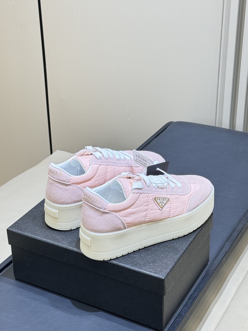 Женские кроссовки Prada с треугольным логотипом, розовые